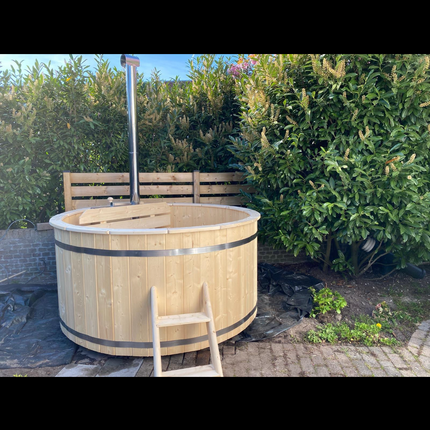 Finse Houtgestookte hottub met interne kachel